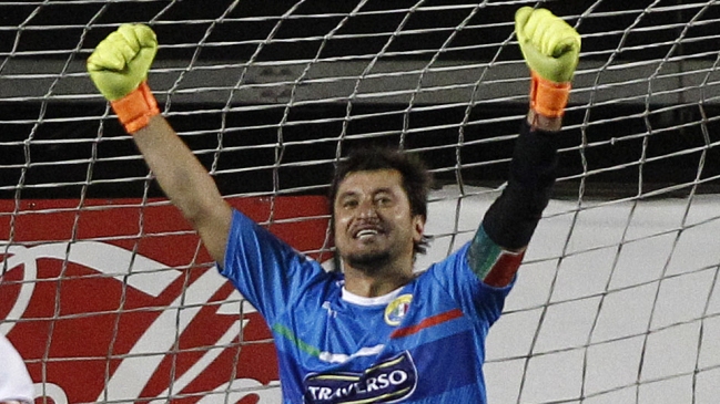 El singular diálogo de Nicolás Peric con el cuarto árbitro en el duelo entre Colo Colo y Audax