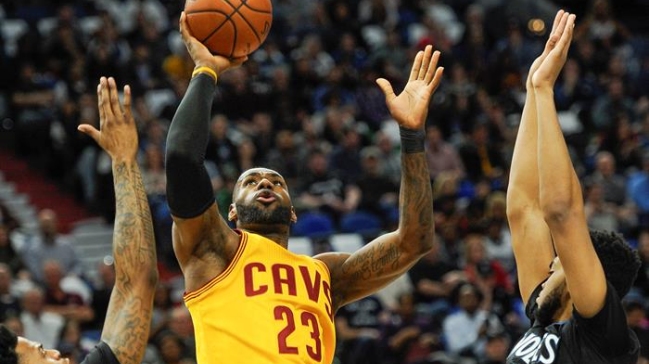 LeBron James lideró a los Cavaliers en victoria ante Minnesota