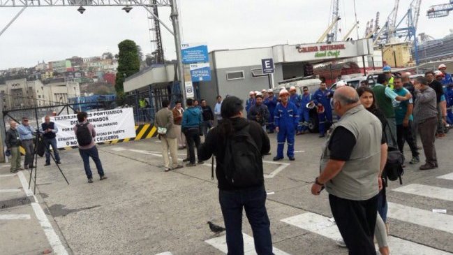Portuarios de Valparaíso bloquearon acceso a terminal por cuatro horas