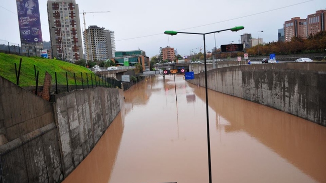 Hombre que quedó atrapado en túnel durante la inundación demando a Costanera Norte