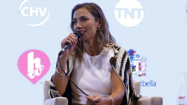 Carolina de Moras llenó de piropos a Maluma en primera conferencia festivalera