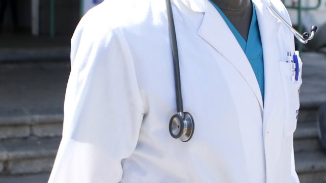 Médicos extranjeros temen éxodo de profesionales por lentitud de Conacem