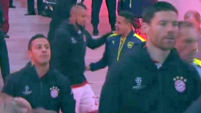 El saludo entre Alexis Sánchez y Arturo Vidal previo a la 