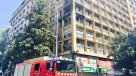 Incendio afectó a edificio en pleno centro de Santiago