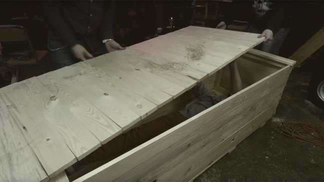 Bloguero ruso salió a la superficie tras pasar 24 horas bajo tierra en un ataúd