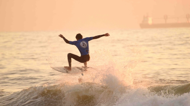 El surf nocturno se toma las playas de Reñaca