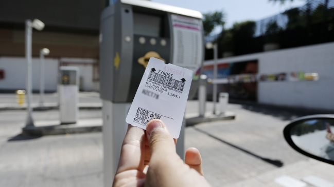 Gobierno anunció estudio del Sernac por alza de precios en estacionamientos