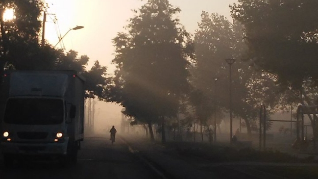 ¿Por qué varias comunas de la Región Metropolitana amanecieron cubiertas de humo?