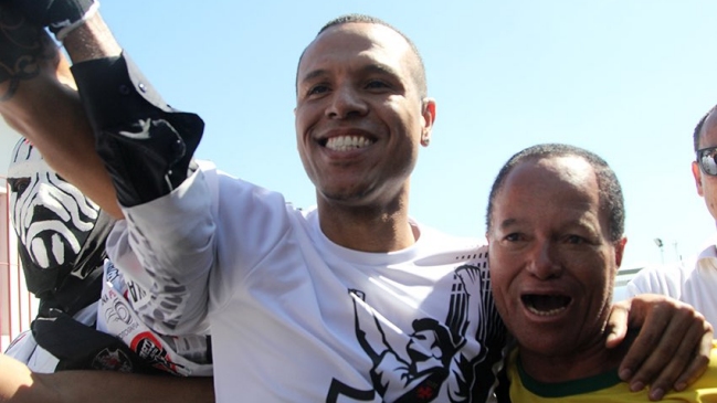 Luis Fabiano fue recibido como un héroe por hinchas de Vasco da Gama