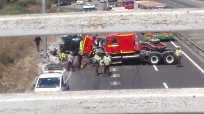 Colisión múltiple involucró a un camión y tres vehículos en Ruta 5 Norte
