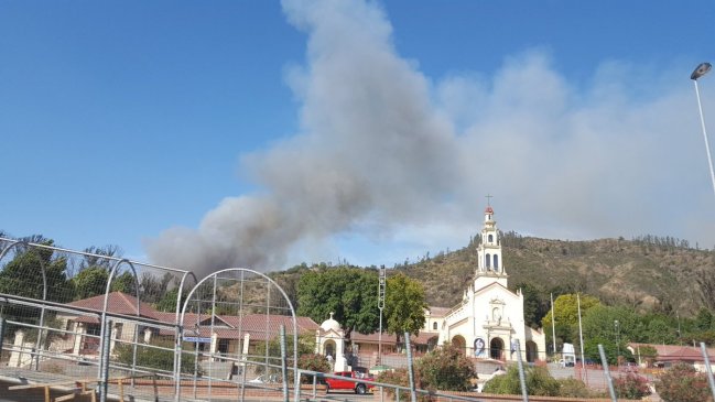Alerta roja para Casablanca por incendio cercano a Santuario de Lo Vásquez