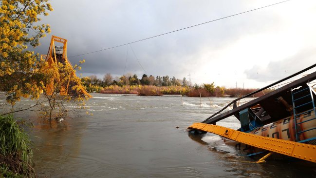Este sábado será retirado el primer vagón de tren que cayó al río Toltén
