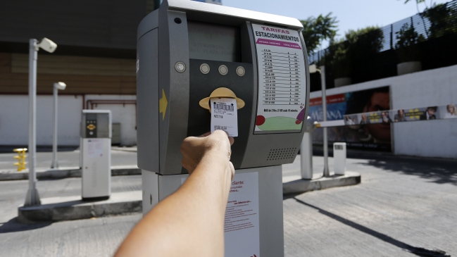 Sernac detectó alzas de hasta 75% en precios de estacionamientos en Santiago