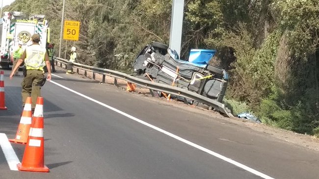 Mujer murió al volcar su vehículo en la Autopista del Sol
