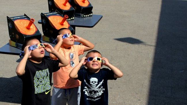 Planetario tendrá jornada de observación durante eclipse en Santiago