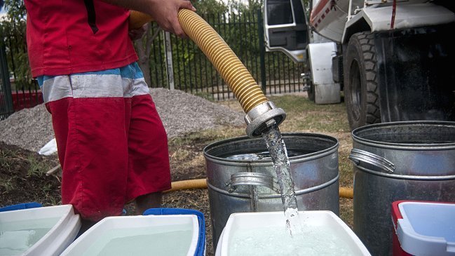 Intendente Orrego acusa inversiones pendientes por parte de Aguas Andinas