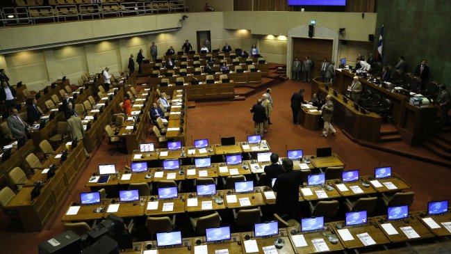 ¿Cuánto le cuesta anualmente a Chile cada senador y diputado?