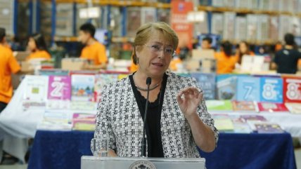   Presidenta Bachelet visitó centro de distribución de textos escolares 2017 