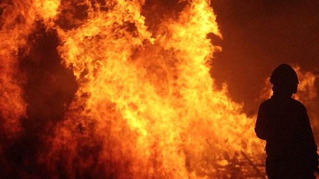 Mujer fue lanzada a una hoguera en ritual religioso