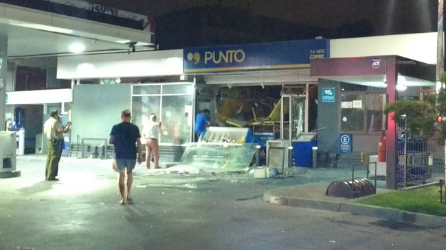 Delincuentes destruyeron local de servicentro al hacer estallar cajero en Providencia