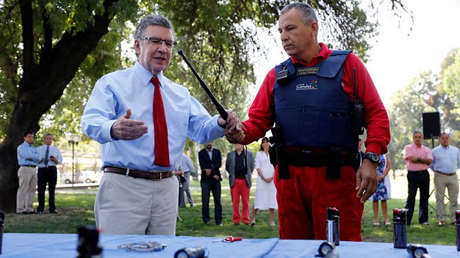 Lavín entregó gas pimienta y otros elementos de seguridad a vigilantes en Las Condes