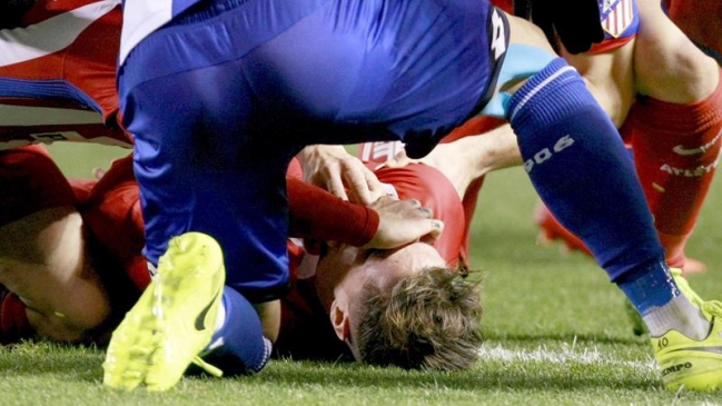 Fernando Torres sufrió un traumatismo tras golpe en duelo ante Deportivo La Coruña