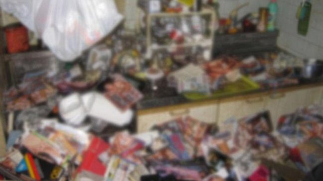 Hombre murió rodeado de su colección de revistas porno: Investigan si fue aplastado