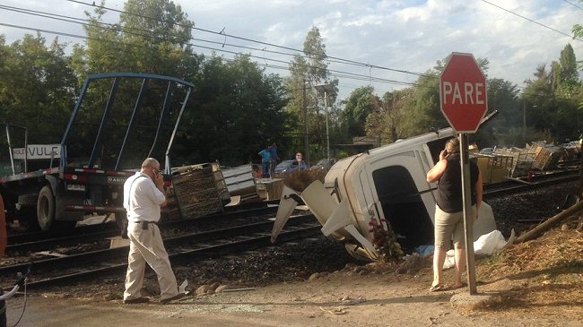Murió chofer de camión impactado por tren en Requínoa
