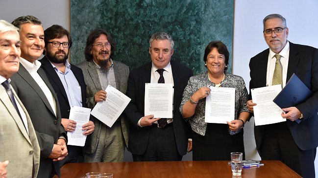 Delpiano firmó protocolo para incentivo al retiro en universidades estatales