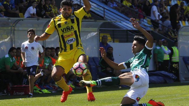 Santiago Wanderers se repuso ante Everton y logró el empate en un intenso clásico porteño