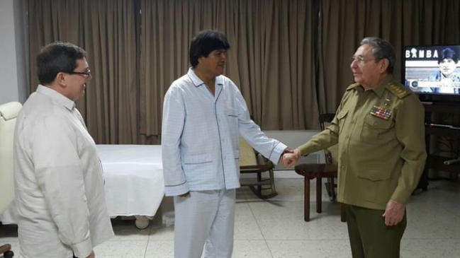 Raúl Castro visitó a Evo Morales en hospital de La Habana