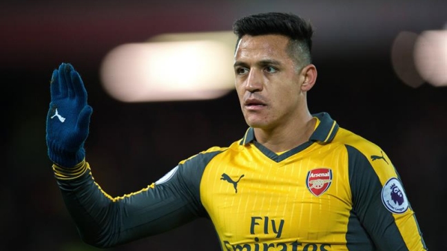 Prensa británica especuló sobre motivos que llevaron a la suplencia de Alexis ante Liverpool