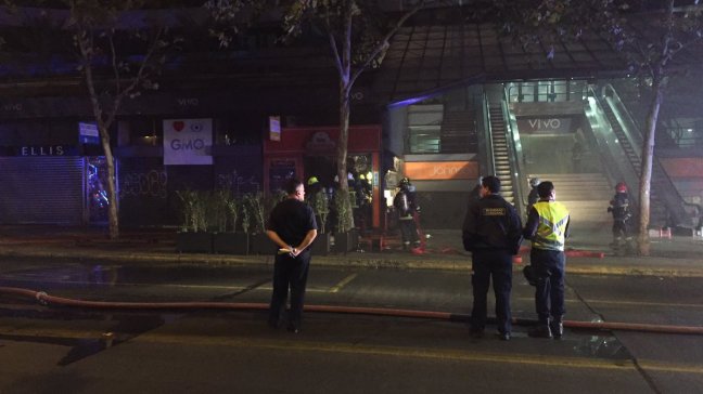 Bomberos controló incendio en locales comerciales de Providencia