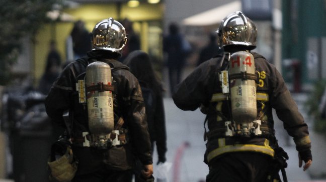 Bomberos trabaja en rescate de hombre que cayó a pozo en Malloco