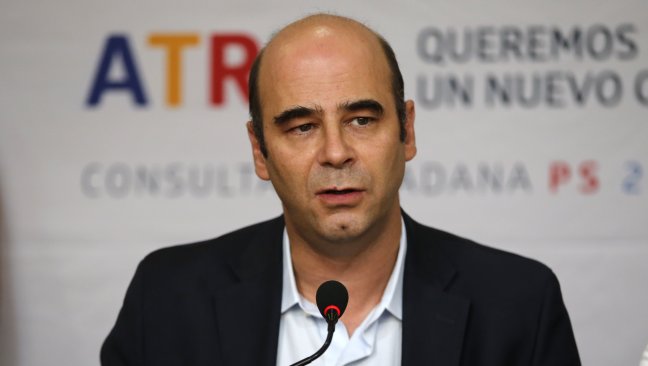 Fernando Atria lanzó candidatura presidencial con fuertes críticas a Piñera