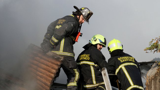 Bomberos controló incendio en edificio de Pudahuel
