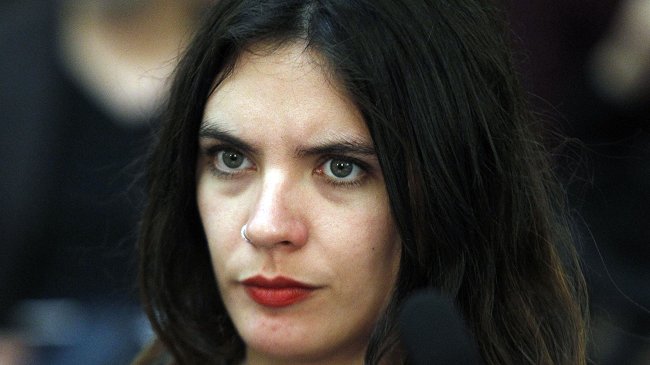 Camila Vallejo encara a Felipe Kast tras su video disfrazado de mujer