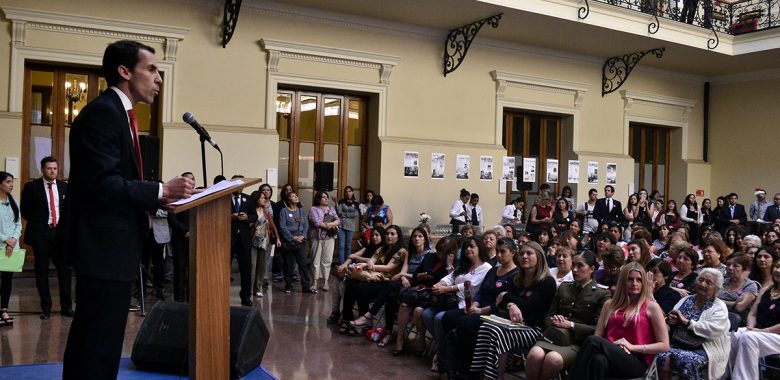 Municipalidad de Santiago lanzó campaña preventiva contra violencia en el pololeo