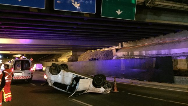 Conductora volcó tras chocar con barrera de contención en Las Condes