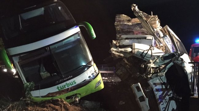 Camión colisionó con bus en Ruta 5 Sur