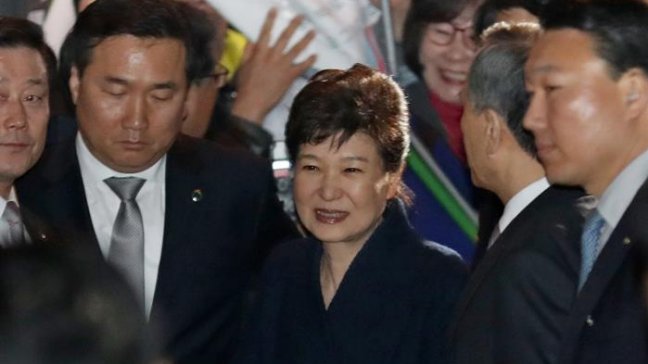 Ex presidenta surcoreana abandonó palacio presidencial de Seúl tras su destitución