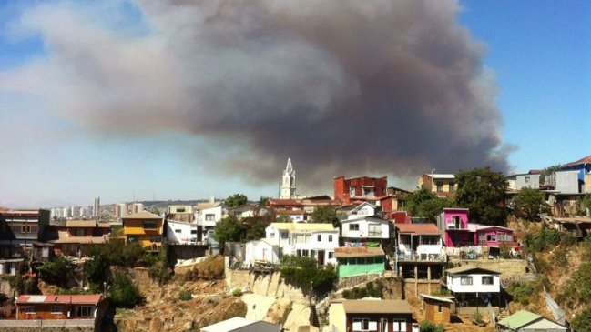 Declaran Alerta Roja en Viña del Mar y Valparaíso por incendio forestal