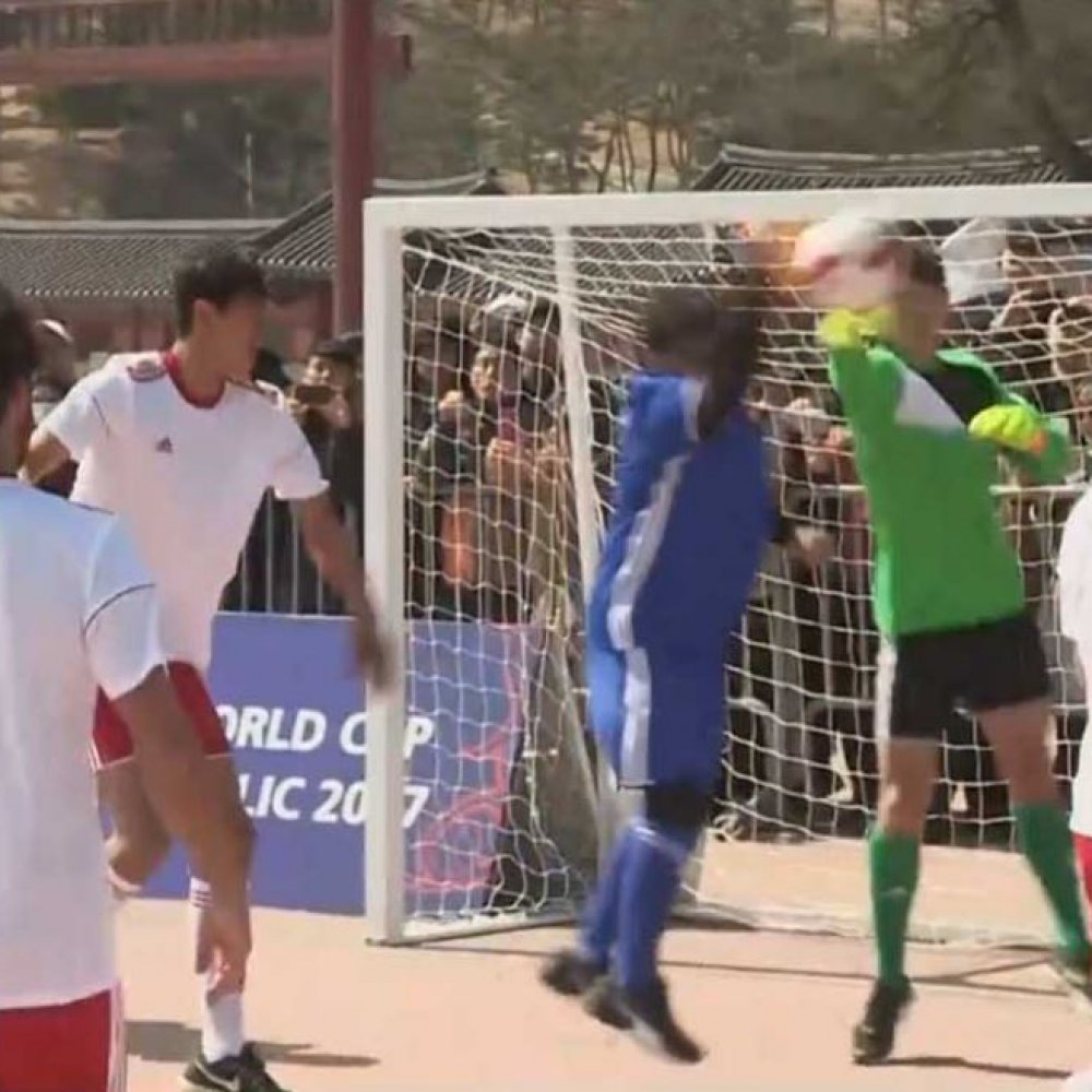 Maradona volvió a hacer la mano de Dios pero no le salió