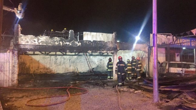 Incendio en La Cisterna terminó con una casa destruida y dos vehículos dañados