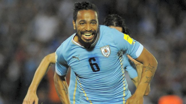 Alvaro Pereira es baja en Uruguay tras sufrir una fractura en la tibia izquierda