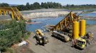 Comienza retiro de los últimos carros del tren de carga que cayó al río Toltén
