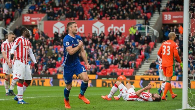 Chelsea superó a Stoke City en su camino al título de la Premier League