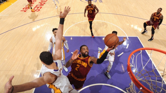 Kyrie Irving lideró el paso de los Cavaliers a los play-offs