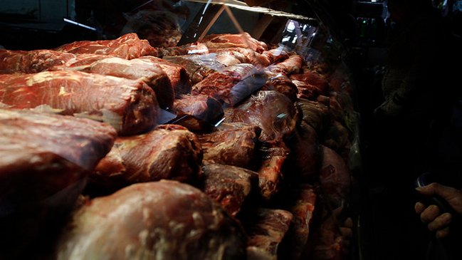 Ministro de Agricultura anunció suspensión de las importaciones de carnes desde Brasil