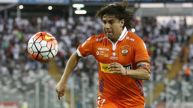El momento en que hincha de Cobreloa entró a la cancha e increpó a Arturo Sanhueza
